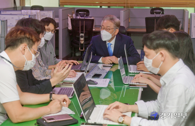 더불어민주당 대선 경선 후보인 이재명 경기도지사가 3일 오전 경기도청 지방기자실을 찾아 지방언론사 기자들과 인터뷰를 하고 있다. 윤원규기자