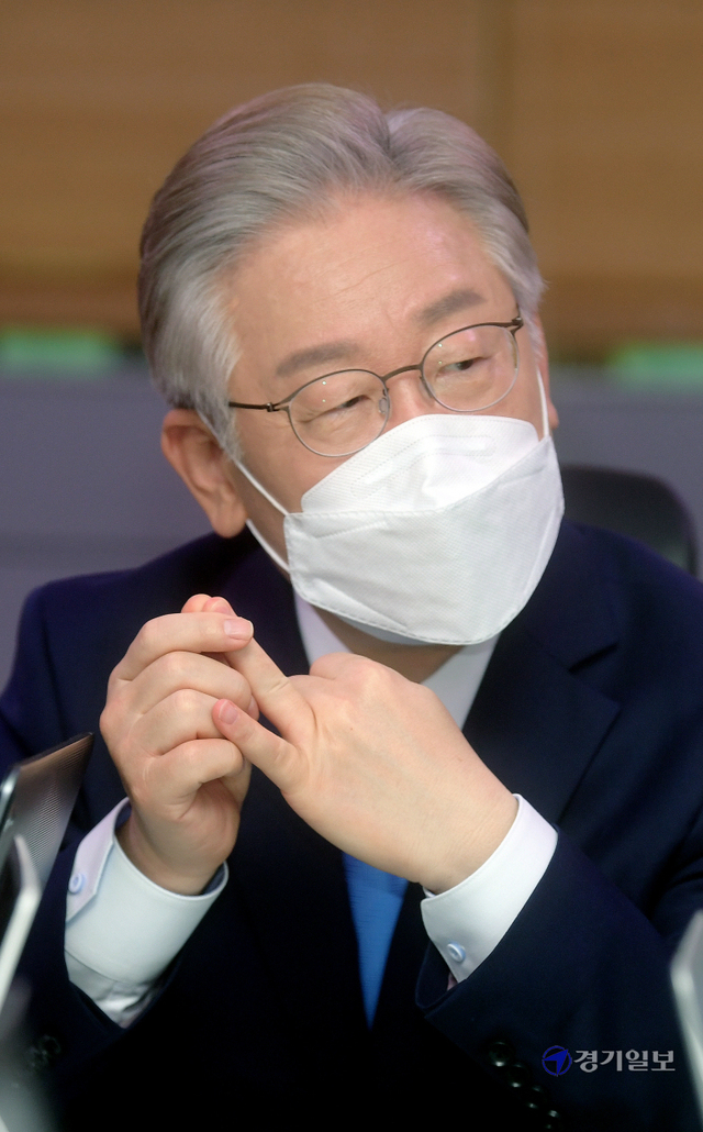 더불어민주당 대선 경선 후보인 이재명 경기도지사가 3일 오전 경기도청 지방기자실을 찾아 지방언론사 기자들과 인터뷰를 하고 있다. 윤원규기자