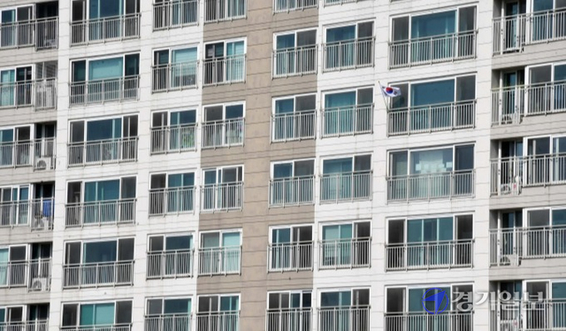 개천절인 3일 오전 수원시내 한 아파트단지의 많은 세대 중 불과 한세대에만 태극기가 게양돼 있어 국경일의 의미가 퇴색되고 있다. 김시범기자
