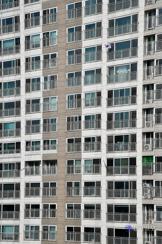 개천절인 3일 오전 수원시내 한 아파트단지의 많은 세대 중 불과 한세대에만 태극기가 게양돼 있어 국경일의 의미가 퇴색되고 있다. 김시범기자