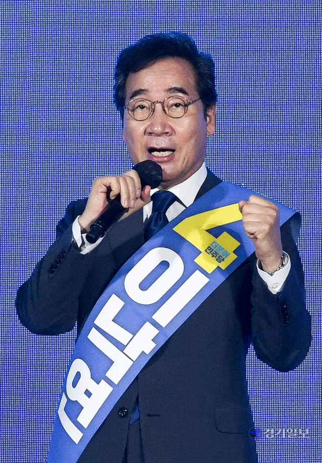 3일 오후 인천 연수구 송도컨벤시아에서 열린 더불어민주당 대선 경선 인천 순회합동연설회 및 2차 슈퍼위크 행사에서 이낙연 전 대표가 후보 연설을 하고 있다. 장용준기자