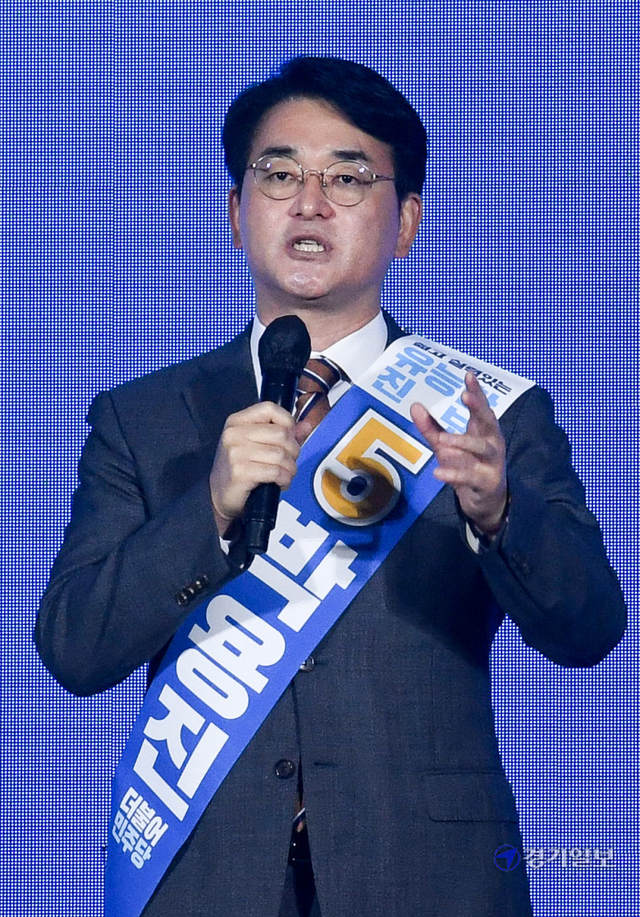 3일 오후 인천 연수구 송도컨벤시아에서 열린 더불어민주당 대선 경선 인천 순회합동연설회 및 2차 슈퍼위크 행사에서 박용진 의원이 후보 연설을 하고 있다. 장용준기자