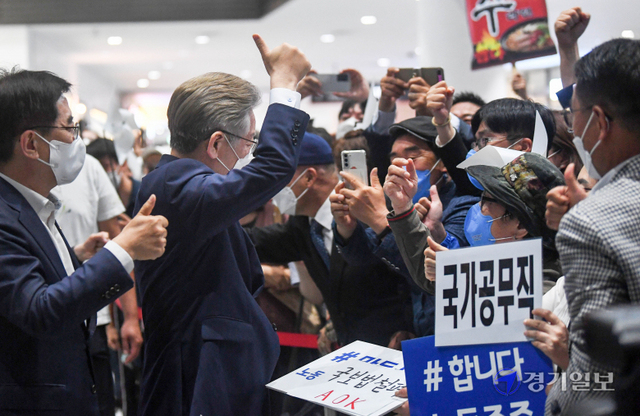 3일 오후 인천 연수구 송도컨벤시아에서 열린 더불어민주당 대선 경선 인천 순회합동연설회 및 2차 슈퍼위크 행사에서 승리한 이재명 경기도지사가 지지자들에게 인사를 하고 있다. 장용준기자