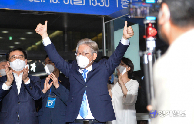 3일 오후 인천 연수구 송도컨벤시아에서 열린 더불어민주당 대선 경선 인천 순회합동연설회 및 2차 슈퍼위크 행사에서 승리한 이재명 경기도지사가 지지자들에게 인사를 하고 있다. 장용준기자