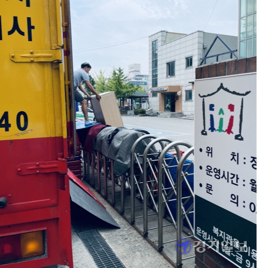 시흥시의 좋은세상지역아동센터 운영주체를 놓고 사회복지법인간 대립을 빚는 가운데 이사과정에서 정문을 열어주지 않아 이삿짐 관계자들이 닫힌 문 위로 이삿짐을 나르고 있다. 김형수기자