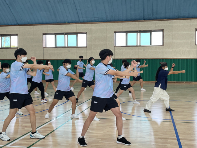 수원시 팔달구에 위치한 삼일공업고등학교에서 최형국 수원시립공연단 무예24기 상임연출이 권법 수업을 진행하고 있다.