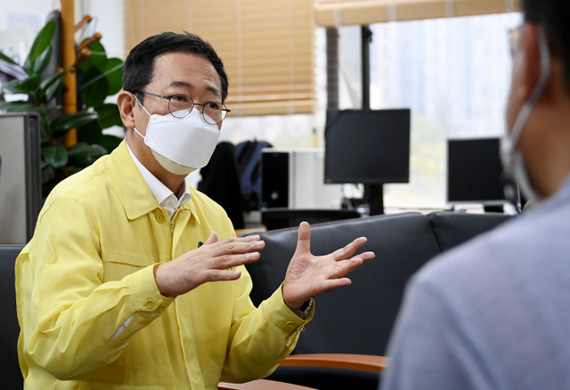 6일 인천시청 기자실에서 박남춘 인천시장이 기자간담회를 하고 있다. 인천시 제공