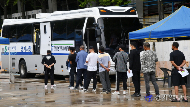 경기도가 전국 최초로 '찾아가는 백신버스' 운영에 들어간 6일 안산시 단원구 한국산업단지공단 경기지역본부 주차장에 마련된 백신버스 앞에서 외국인근로자 등이 백신접종 순서를 기다리고 있다. 김시범기자