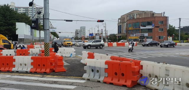 오산 동부대로 연속화ㆍ확장공사 완공시기가 미뤄지면서 주민들이 불편을 겪고 있다. 사진은 오산 동부대로 연속화ㆍ확장공사현장. 강경구기자