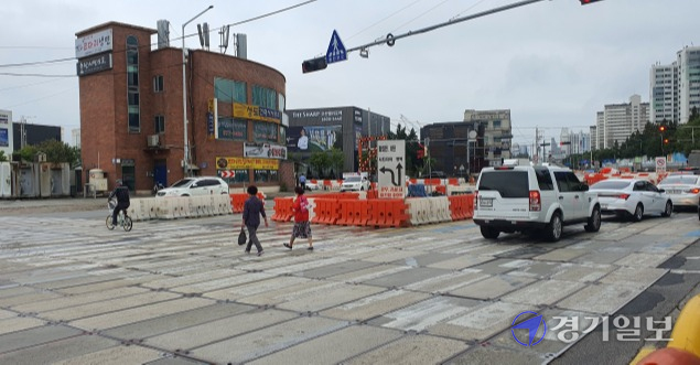오산 동부대로 연속화ㆍ확장공사 완공시기가 미뤄지면서 주민들이 불편을 겪고 있다. 사진은 오산 동부대로 연속화ㆍ확장공사현장. 강경구기자