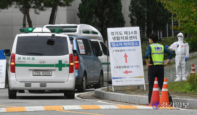 전국 코로나19 신규 확진자 수가 2천427명을 기록한 7일 경기도 제14호 생활치료센터 입구에서 확진자들을 태운 응급차들이 진입 순서를 기다리고 있다. 김시범기자