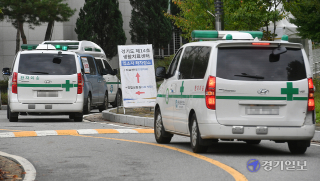 전국 코로나19 신규 확진자 수가 2천427명을 기록한 7일 경기도 제14호 생활치료센터 입구에서 확진자들을 태운 응급차들이 진입 순서를 기다리고 있다. 김시범기자
