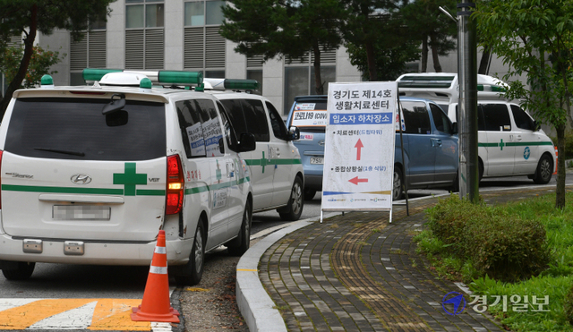 전국 코로나19 신규 확진자 수가 2천427명을 기록한 7일 경기도 제14호 생활치료센터 입구에서 확진자들을 태운 응급차들이 진입 순서를 기다리고 있다. 김시범기자