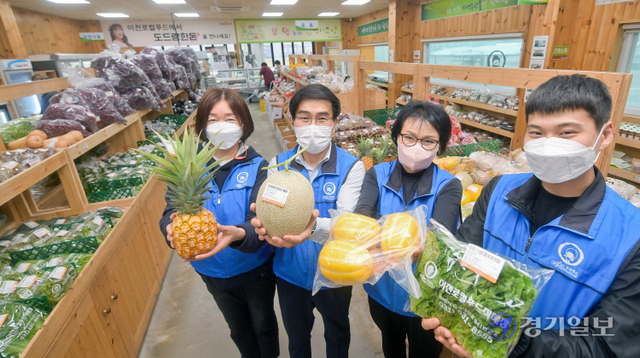 7일 오후 이천로컬푸드센터 농산물 직거래 판매장에서 관계자들이 지역생산물들을 홍보하고 있다. 윤원규기자