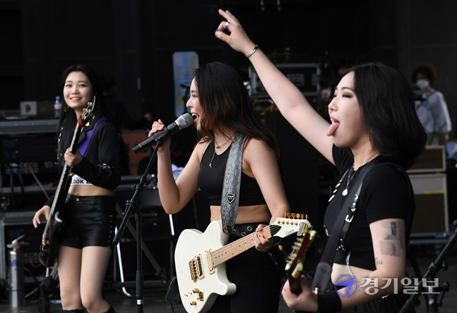 2021 인천 펜타포트 락 페스티벌이 개막한 9일 오후 인천 송도 달빛축제공원에서 동이혼이 열띤 공연을 펼치고 있다. 조주현기자