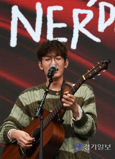 2021인천펜타포트 락 페스티벌 첫날인 9일  주행사장인 인천 연수구 송도달빛축제공원에서 너드커넥션이 열띤 공연을 펼치고 있다. 장용준기자