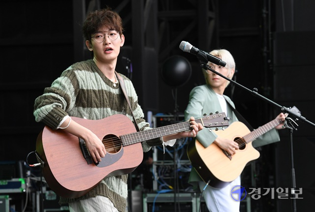 2021 인천 펜타포트 락 페스티벌이 개막한 9일 오후 송도 달빛축제공원에서 너드커넥션이 열띤 공연을 펼치고 있다.조주현기자