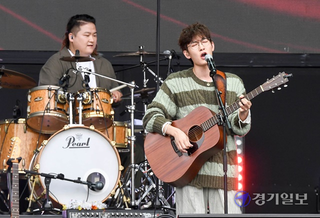 2021인천펜타포트 락 페스티벌 첫날인 9일  주행사장인 인천 연수구 송도달빛축제공원에서 너드커넥션이 열띤 공연을 펼치고 있다. 장용준기자