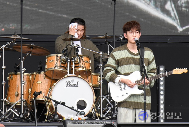 2021인천펜타포트 락 페스티벌 첫날인 9일  주행사장인 인천 연수구 송도달빛축제공원에서 너드커넥션이 열띤 공연을 펼치고 있다. 장용준기자