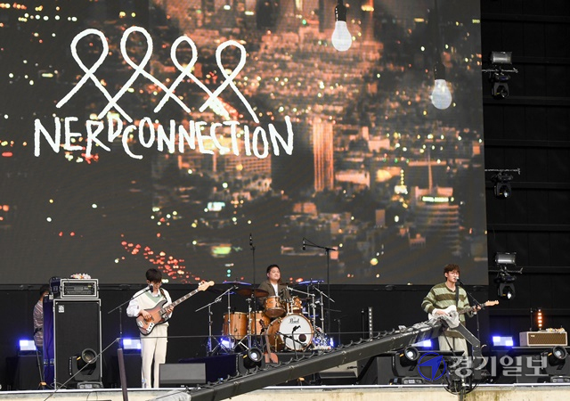 2021인천펜타포트 락 페스티벌 첫날인 9일  주행사장인 인천 연수구 송도달빛축제공원에서 너드커넥션이 열띤 공연을 펼치고 있다. 장용준기자