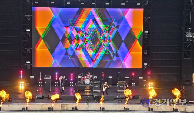2021인천펜타포트 락 페스티벌 첫날인 9일 인천 송도달빛축제공원에서 펜타유스스타에서 금상을 수상한 동이혼이 화려한 공연을 펼치고 있다. 윤원규기자