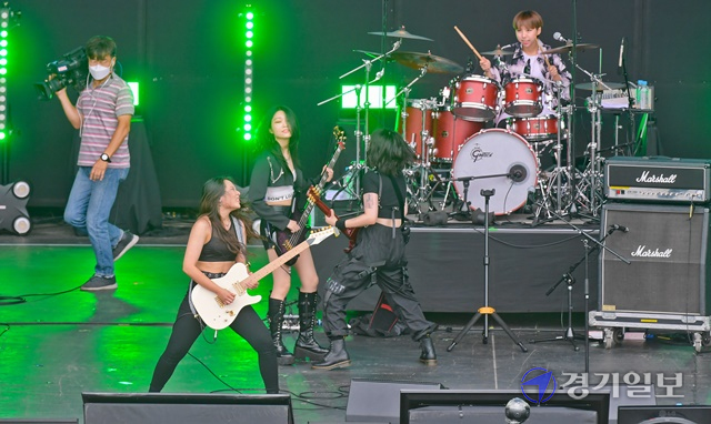 2021인천펜타포트 락 페스티벌 첫날인 9일 인천 송도달빛축제공원에서 펜타유스스타에서 금상을 수상한 동이혼이 화려한 공연을 펼치고 있다. 윤원규기자