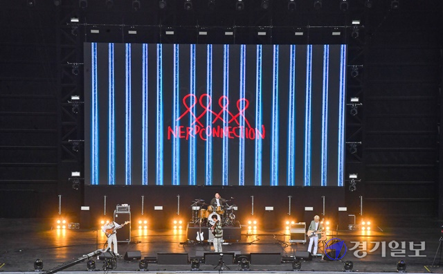 2021인천펜타포트 락 페스티벌 첫날인 9일 인천 송도달빛축제공원에서 너드커넥션이 열띤 공연을 펼치고 있다. 윤원규기자