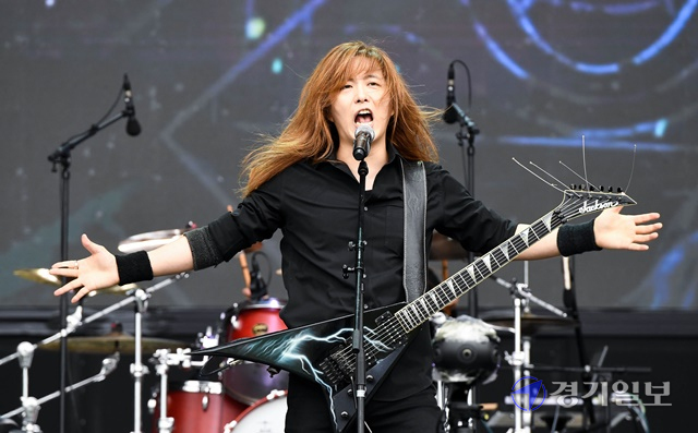 2021인천펜타포트 락 페스티벌 첫날인 9일 주 행사장인 인천 연수구 송도달빛축제공원에서 메써드가 열띤 공연을 펼치고 있다. 장용준기자
