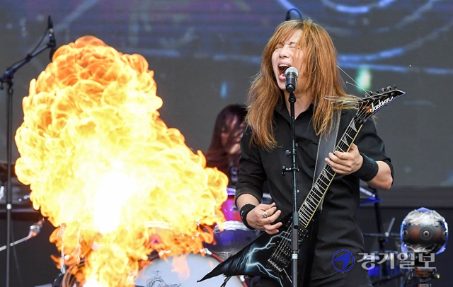 2021인천펜타포트 락 페스티벌 첫날인 9일 주 행사장인 인천 연수구 송도달빛축제공원에서 메써드가 열띤 공연을 펼치고 있다. 장용준기자
