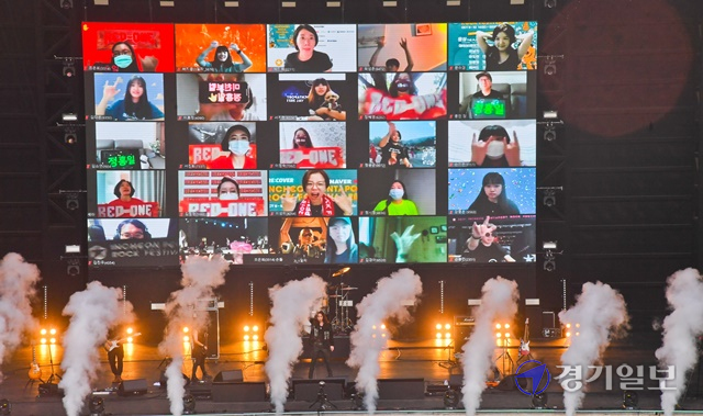 2021인천펜타포트 락 페스티벌 첫날인 9일 인천 송도달빛축제공원에서 정홍일밴드가 열띤 공연을 펼치고 있다. 윤원규기자