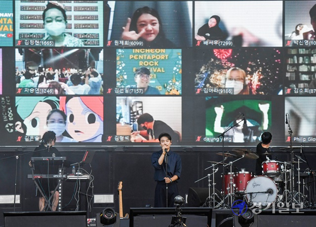 2021인천펜타포트 락 페스티벌 첫날인 9일 주행사장인 인천 연수구 송도달빛축제공원에서 아도이 밴드가 열띤 공연을 펼치고 있다. 장용준기자
