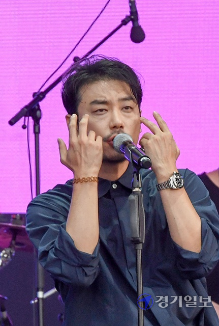 2021인천펜타포트 락 페스티벌 첫날인 9일 주행사장인 인천 연수구 송도달빛축제공원에서 아도이 밴드가 열띤 공연을 펼치고 있다. 장용준기자