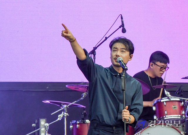 2021인천펜타포트 락 페스티벌 첫날인 9일 주행사장인 인천 연수구 송도달빛축제공원에서 아도이 밴드가 열띤 공연을 펼치고 있다. 장용준기자