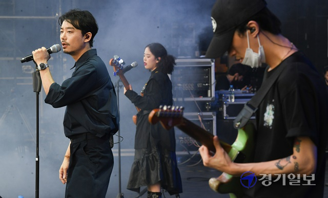 2021 인천 펜타포트 락 페스티벌이 개막한 9일 오후 인천 송도 달빛축제공원에서 아도이가 열띤 공연을 펼치고 있다. 조주현기자
