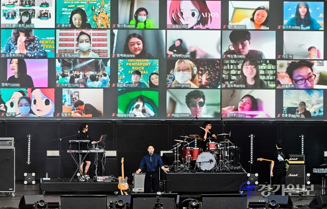 2021인천펜타포트 락 페스티벌 첫날인 9일 인천 송도달빛축제공원에서 아도이 밴드가 화려한 공연을 펼치고 있다. 윤원규기자