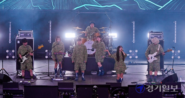 2021인천펜타포트 락 페스티벌 첫날인 9일 인천 송도달빛축제공원에서 밴드 이날치가 화려한 공연을 펼치고 있다. 윤원규기자