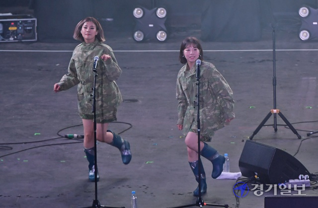 2021인천펜타포트 락 페스티벌 첫날인 9일 인천 송도달빛축제공원에서 밴드 이날치가 화려한 공연을 펼치고 있다. 윤원규기자