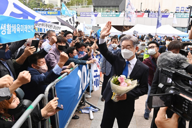 9일 수원컨벤션센터에서 열린 더불어민주당 경기 경선에서 이재명 경기도지사가 지지자들에게 인사를 하고 있다. 연합뉴스