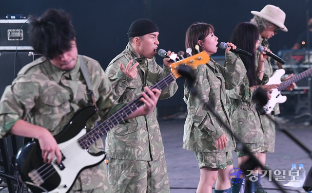 2021 인천 펜타포트 락 페스티벌이 개막한 9일 오후 인천 송도 달빛축제공원에서 이날치 밴드가 열띤 공연을 펼치고 있다. 조주현기자