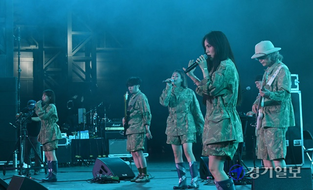 2021 인천 펜타포트 락 페스티벌이 개막한 9일 오후 인천 송도 달빛축제공원에서 이날치 밴드가 열띤 공연을 펼치고 있다. 조주현기자