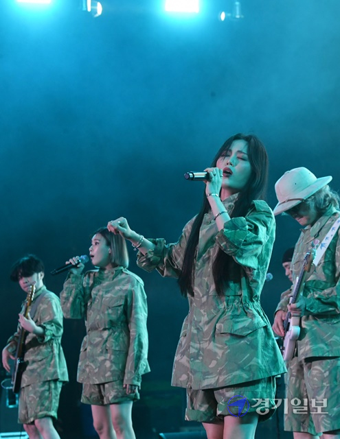 2021 인천 펜타포트 락 페스티벌이 개막한 9일 오후 인천 송도 달빛축제공원에서 메써드가 열띤 공연을 펼치고 있다. 조주현기자