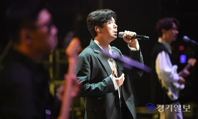 2021 인천 펜타포트 락 페스티벌이 개막한 9일 오후 인천 송도 달빛축제공원에서 밴드 데이브레이크가 열띤 공연을 펼치고 있다. 조주현기자