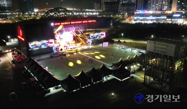 2021 인천 펜타포트 락 페스티벌 첫날인 9일 오후 인천 송도달빛축제공원에서 조명과 어우러진 유명 락 그룹의 공연 모습이 온라인 생중계 되고 있다. 김시범기자