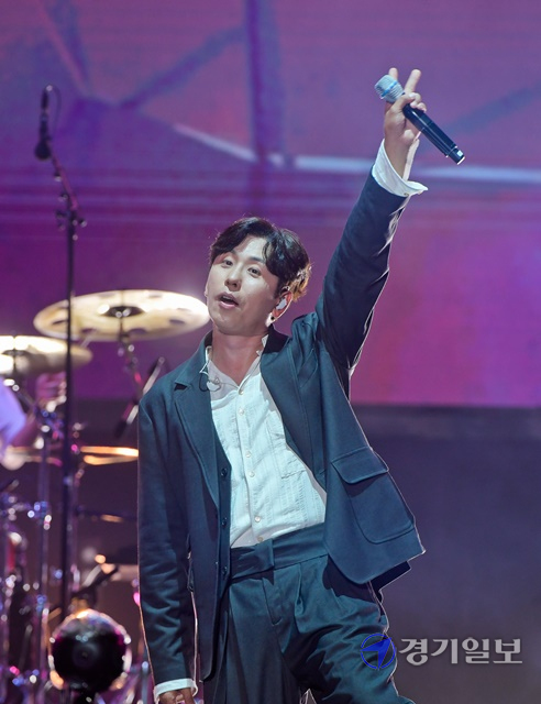 2021인천펜타포트 락 페스티벌 첫날인 9일 인천 송도달빛축제공원에서 데이브레이크가 화려한 공연을 펼치고 있다. 윤원규기자