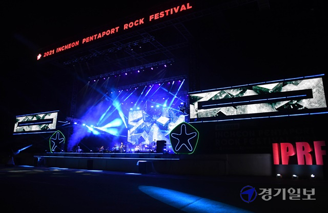 2021인천펜타포트 락 페스티벌 첫날인 9일 주 행사장인 인천 연수구 송도달빛축제공원에서 윤상 THE PLUS 밴드가 열띤 공연을 펼치고 있다. 장용준기자