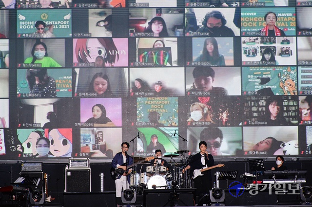2021인천펜타포트 락 페스티벌 첫날인 9일 주 행사장인 인천 연수구 송도달빛축제공원에서 윤상 THE PLUS 밴드가 열띤 공연을 펼치고 있다. 장용준기자