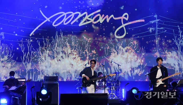 2021 인천 펜타포트 락 페스티벌이 개막한 9일 오후 인천 송도 달빛축제공원에서 '윤상 THE PLUS'가 열띤 공연을 펼치고 있다. 조주현기자