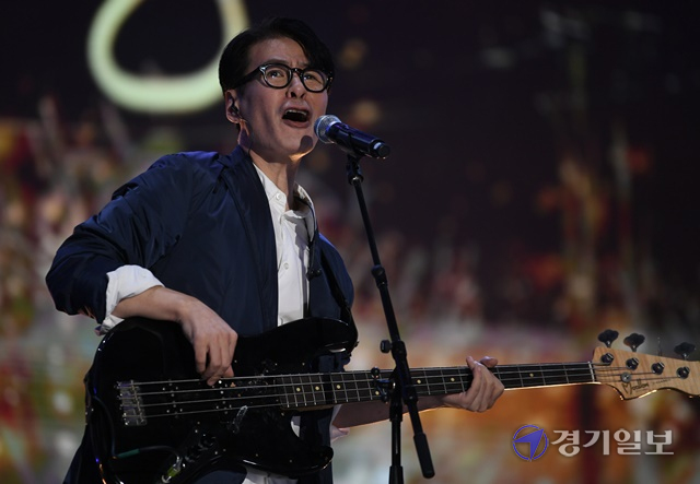 2021 인천 펜타포트 락 페스티벌이 개막한 9일 오후 인천 송도 달빛축제공원에서 '윤상 THE PLUS'가 열띤 공연을 펼치고 있다. 조주현기자