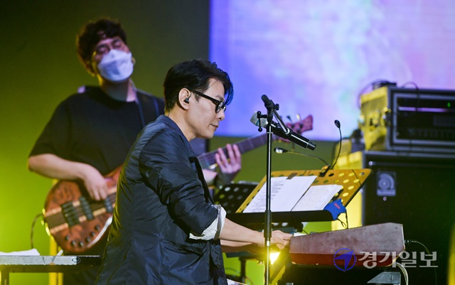 2021인천펜타포트 락 페스티벌 첫날인 9일 인천 송도달빛축제공원에서 스텔라장과 데이브레이크의 이원석이 공연을 선보이고 있다. 윤원규기자