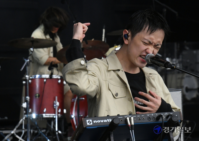 2021 인천 펜타포트 락 페스티벌이 둘째날 10일 오후 송도 달빛축제공원에서 실리카겔이 열띤 공연을 펼치고 있다.조주현기자